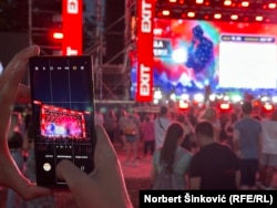 Posetilac fotografiše glavnu binu Exit festivala u Novom Sadu, 10. jul 2024.