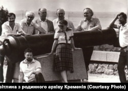 Дмитро Кремінь (ліворуч) із миколаївськими письменниками, 1984 рік