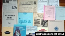 1990-njy ýyllaryň başyndan bäri kagyz görnüşinde neşir edilen "samizdat" we immigrant neşirleri ýaly türkmen dissidentleriniň eserleri.