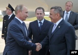 Rusztam Nurgalijevics Minnyihanov (j) és Vlagyimir Putyin 2012-ben