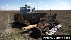Poljoprivrednik iz Harkiva Oleksandr Krivcov napravio je vozilo za razminiranje od traktova i delova tenka.
