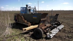 Traktori i blinduar lëvron arat e minuara të Ukrainës