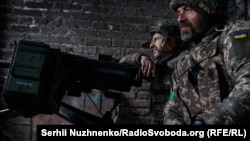 Українські військовослужбовці у місті Бахмуті Донецької області, 25 лютого 2023 року