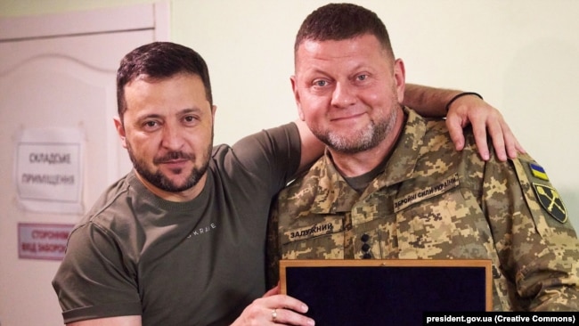 Президент України Володимир Зеленський і головнокомандувач ЗСУ Валерій Залужний (праворуч), який отримав від глава держави нагородну зброю. Дніпро, 27 липня 2023 року