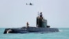 پرواز یک پهپاد تهاجمی بر فراز یک زیردریایی ایرانی