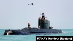 پرواز یک پهپاد تهاجمی بر فراز یک زیردریایی ایرانی