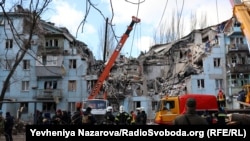 ساختمان ویران شده در اثر حمله راکتی روسیه در شهرک محاصره شده زاپروژیا در شرق اوکراین