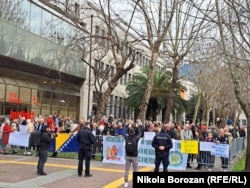 Protest ispred Skupštine u Podgorici. 27. februar 2024. zbog posjete Milorada Dodika