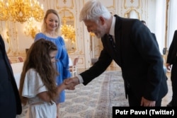 Президент Чехії Петр Павел зустрівся з дівчинкою з України Поліною Бутківською, яку ображали однокласники.