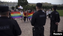 Učesnici Prajda u Sanktpeterburgu 12. avgusta 2017. Od tada je, a posebno s početkom invazija na Ukrajinu, u Rusiji pojačana represija protiv pripadnika LGBT zajednice.