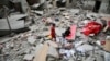 Palestinska deca na mestu izraelskog vazdušnog napada u Rafi, 27. april 2024.