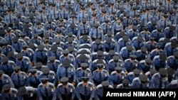 Pjesëtarët e rinj të Policisë së Kosovës marrin pjesë në ceremoninë e diplomimit të gjeneratës së 58-të të Policisë së Kosovës, në Prishtinë, më 14 korrik 2023.