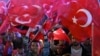 Поддръжниците на опозиционната Републиканска народна партия празнуват пред главната сграда на общината в Истанбул след изборите в цяла Турция на 31 март 2024 г.
