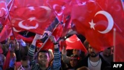 Поддръжниците на опозиционната Републиканска народна партия празнуват пред главната сграда на общината в Истанбул след изборите в цяла Турция на 31 март 2024 г.