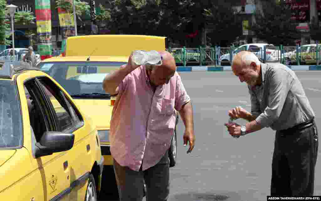 Shoferë iranianë të taksive duke u freskuar gjatë motit të nxehtë në Teheran, Iran, më 22 korrik, mes një vale të të nxehtit me temperatura deri në 40 gradë celsius.