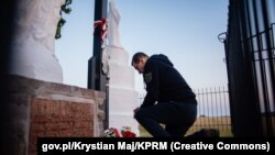 Прем'єр-міністр Польщі Матеуш Маровецький вшановує пам'ять жертв Волинської трагедії на місці, де 80 років тому були убиті поляки. Волинь, Україна. 7 липня 2023 року