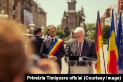 Ultima etapă a vizitei de stat a președintelui Steinmeier, însoțit de gazda orașului, primarul Dominic Fritz: un mesaj în Cartea de onoare a Timișoarei