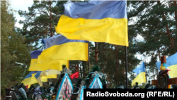 По всій Україні над могилами загиблих оборонців України майорять державні прапори.