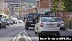 Një veturë e Policisë së Kosovës, duke patrulluar në Lagjen e Boshnjakëve në Mitrovicë të Veriut.