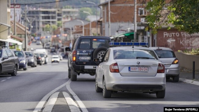 Një veturë e Policisë së Kosovës, duke patrulluar në Lagjen e Boshnjakëve në Mitrovicë të Veriut.