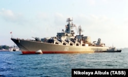 Флагман Черноморского флота России крейсер «Москва» в Севастополе в 1999 году на день ВМФ