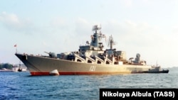 Руският ракетен крайцер "Москва" в Севастопол, главната руска военноморска база в Черно море на 25 юли 1999 г.