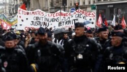 Policia ecën përpara demonstruesve që protestojnë kundër reformës së pensioneve në Francë, Paris, 14 Prill 2023.