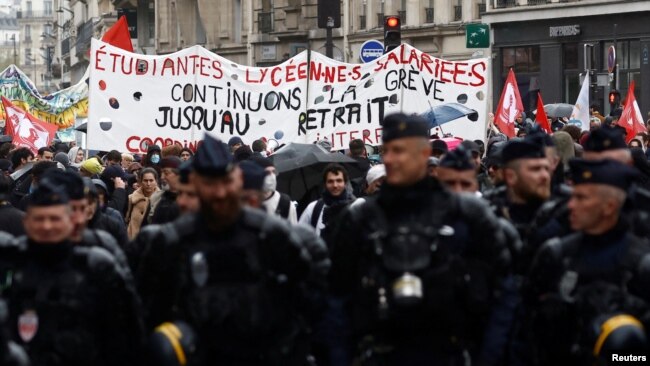 Policia ecën përpara demonstruesve që protestojnë kundër reformës së pensioneve në Francë, Paris, 14 Prill 2023.
