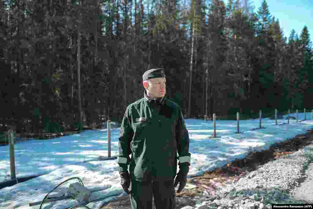 ​​​​​​Полковник от финландската гранична охрана Мика Риткоенен близо до руската граница е сниман на 14 април. Финландската гранична охрана казва, че изграждането на оградата се очаква да струва около 380 милиона евро. Тя по думите им е &bdquo;необходима в ситуации, в които незаконното влизане е инструментализирано или мащабно&ldquo;. Хелзинки добавя още, че &bdquo;преградната ограда също ще намали зависимостта на Финландия от ефективността на руския граничен контрол&ldquo;.