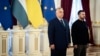 Volodimir Zelenszkij ukrán elnök (j) fogadja Orbán Viktor miniszterelnököt Kijevben 2024. július 2-án