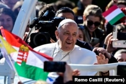 Папа Франциск приветствует перед святой мессой людей на площади Кошута Лайоша во время своего апостольского визита в Будапешт, Венгрия, 30 апреля 2023 года