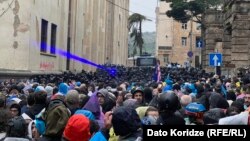 „აგენტების კანონის“ საწინააღმდეგო აქცია პარლამენტის შენობასთან. თბილისი, ჩიტაძის ქუჩა,13 მაისი, 2024. 