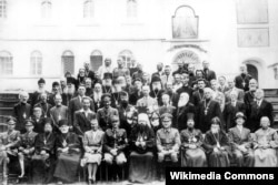 Російське православне духовенство з німецькими військовими та чиновниками окупаційної влади в Псково-Печерському монастирі. Серпень 1943 року