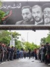 Ljudi u nizu u ulici u Tabrizu 21. maja na ceremoniji sahrane predsjednika Ebrahima Raisija koji je poginuo u padu helikoptera 19. maja.