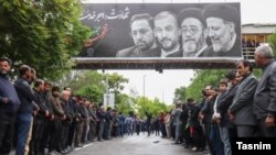 Oamenii se aliniază pe o stradă din Tabriz pe 21 mai pentru ceremonia funerară dedicată președintelui Ebrahim Raisi, care a murit într-un accident de elicopter pe 19 mai. 