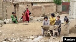 کودکان فقیر در یک منطقه سیلاب زده در ولایت بغلان 