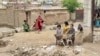 تعدادی از کودکان در یک منطقه سیلاب زده در ولایت بغلان 