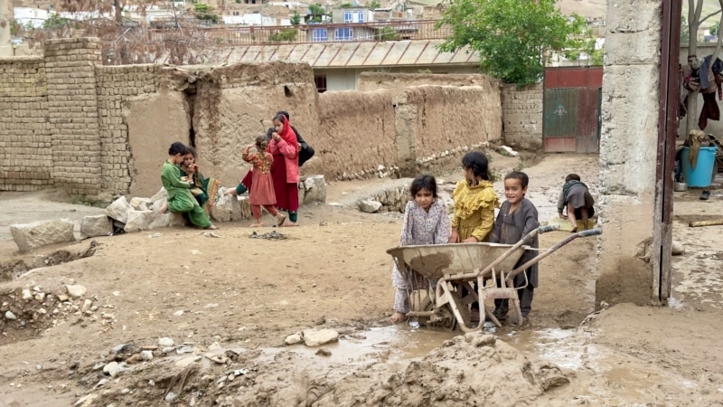 کودکان در مناطق سیلاب زده افغانستان به سرپناه و کمک های فوری نیاز دارند 
