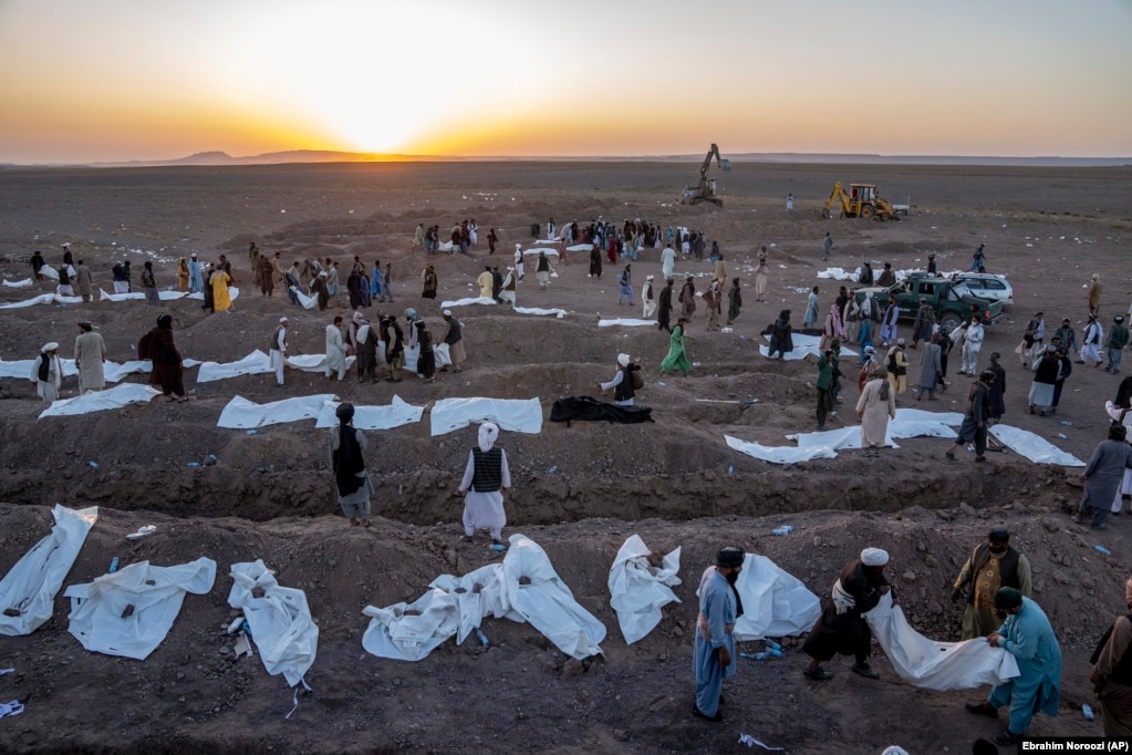 I soccorritori stanno setacciando le macerie delle case notte e giorno mentre hanno luogo le sepolture di massa.  Funzionari talebani hanno affermato che più di 2.000 persone sono morte nella provincia di Herat dopo i precedenti terremoti.  Successivamente hanno affermato che i terremoti hanno ucciso e ferito migliaia di persone, ma non hanno fornito una ripartizione delle vittime.