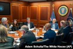 Президент США Джо Байден та члени його команди й урядовці під час засідання, на якому обговорювались удари Ірану по Ізраїлю. Вашингтон, 13 квітня 2024 року