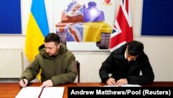 Президент України Володимир Зеленський (ліворуч) і прем’єр-міністр Великої Британії Ріші Сунак підписують «Декларацію єдності». Велика Британія, 8 лютого 2023 року