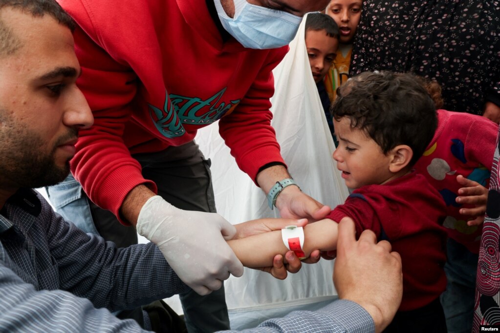 Ekipet e mjekëve nga MedGlobal dhe UNICEF-i duke matur krahun e një djali të vogël palestinez si pasojë e mungesës së ushqimit.&nbsp;&nbsp;