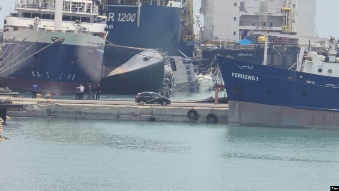 Фрэгат ваенна-марскіх сіл Ірана «Саханд» лёг на бок