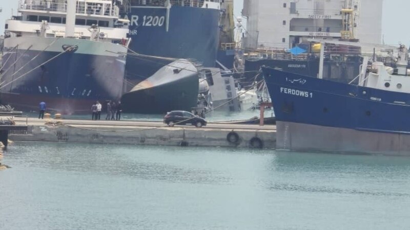 В порту Ирана перевернулся военный корабль