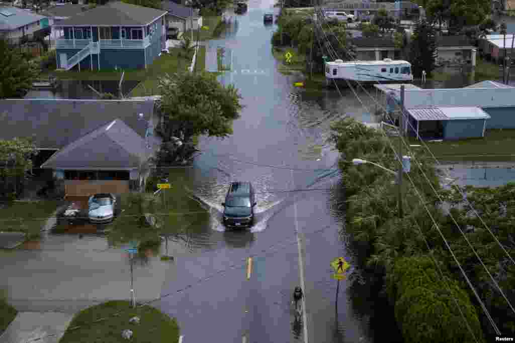 Pamje e rrugëve të përmbytura si pasojë e uraganit Idalia në Hudson, Florida.