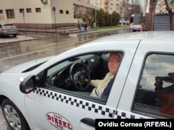 Un taximetrist a descoperit că are asigurare la Euroins în timpul discuției cu reporterul Europa Liberă. A ales după un singur criteriu: asigurarea cea mai ieftină. Nu a contat firma.