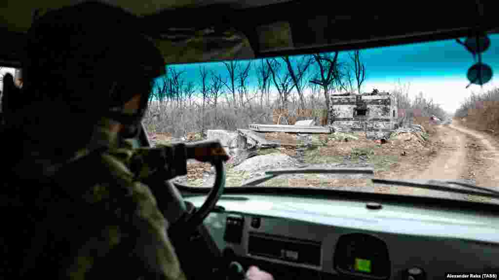 Ruski vojnik vozi na periferiji Avdijevke 22. februara. Veći dio ukrajinske odbrane Avdijevke postignut je s kamikaza dronovima (FPV). FPV bespilotne letjelice devastirali su ruski oklop, sa više od 100 ruskih vozila uništenih za manje od dvije sedmice oko Avdijevke u oktobru 2023.