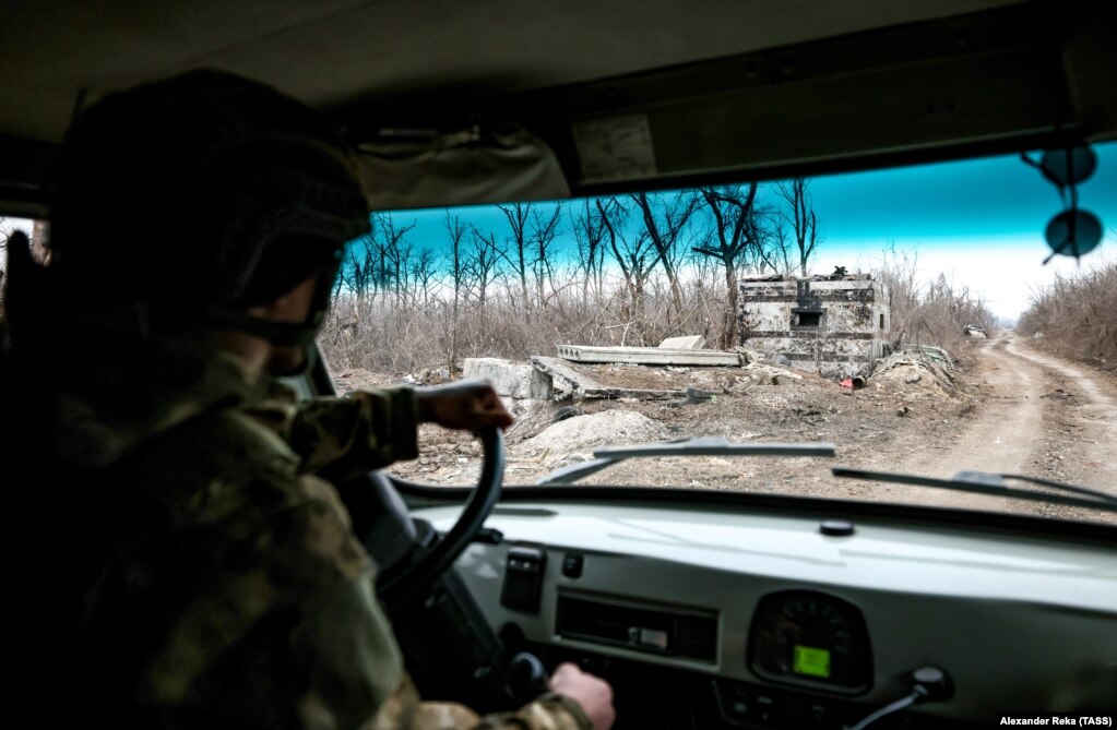 Një ushtar rus duke drejtuar një automjet në periferi të Avdivkas, më 22 shkurt. Pjesa më e madhe e mbrojtjes së Avdivkas nga Ukraina u arrit me dronët kamikazë me pamje të parë (FPV). Dronët FPV shkatërruan armatimin rus, me më shumë se 100 automjete ruse të shkatërruara brenda më pak se dy javësh rreth Avdivkas në tetor të vitit 2023.