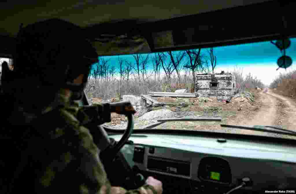 Руски войник шофира в покрайнините на Авдиивка на 22 февруари. Голяма част от отбраната на града&nbsp;от страна на Украйна беше осъществявана с дронове. С тях украинските сили унищожаваха руската бронетехника, като през октомври 2023 г. в околностите на Авдиивка за по-малко от две седмици бяха унищожени повече от 100 руски превозни средства.
