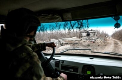 Қыздардың көзінше жұлқынады